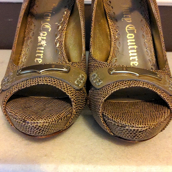 Juicy Couture taupe block heel platform peep toe lizard textured heels s… - Picture 5 of 10